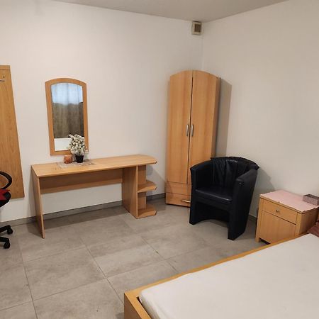Halle, Top -Preise, 79 Qm Sd Fewo, Eg, Wahlweise Mit 1- 3 Dz, Tv Lounge, Kueche, Bad Wc Einfach Und Gut, Langzeitmieter Vb Preise Halle  Exteriér fotografie