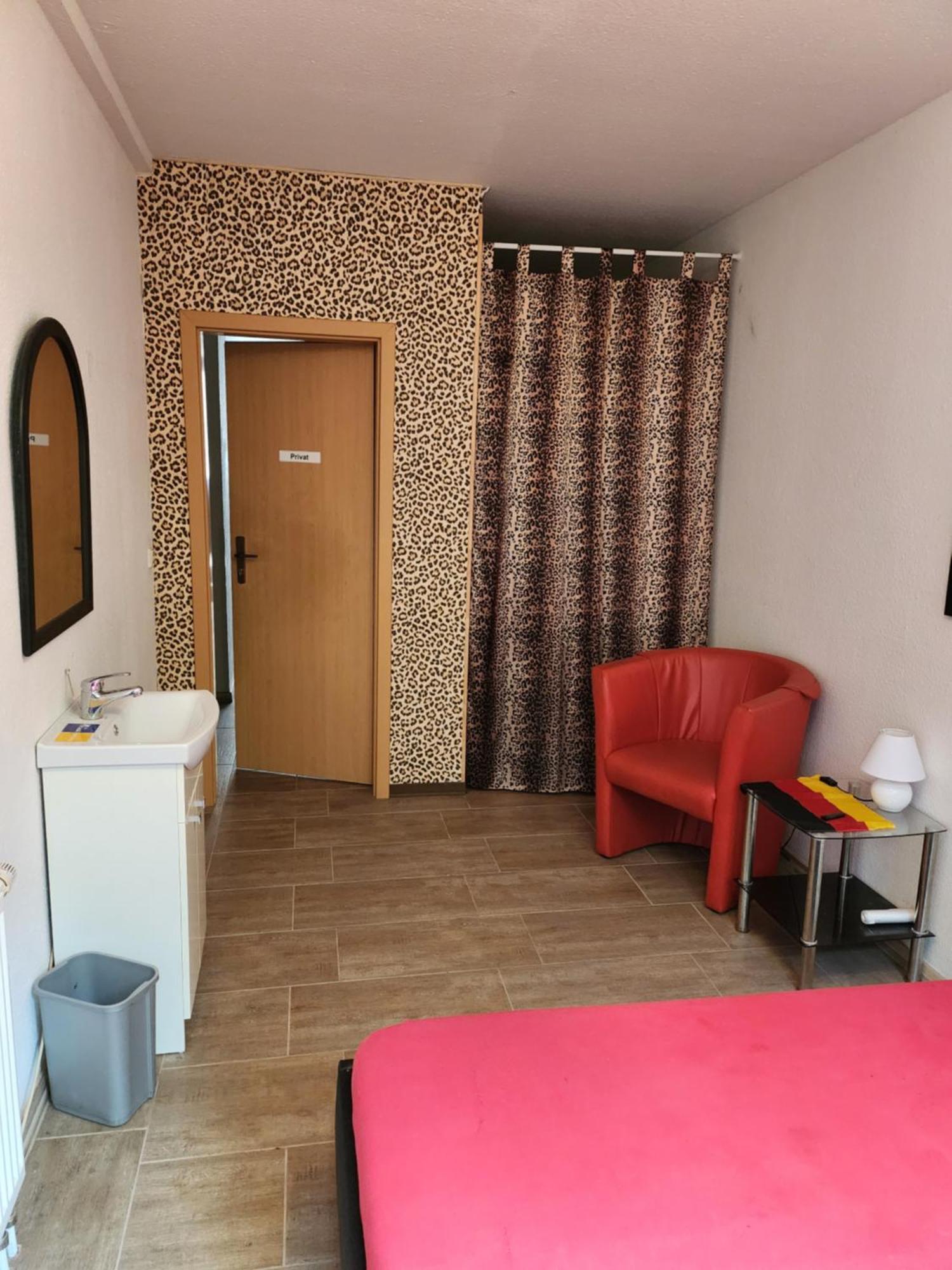 Halle, Top -Preise, 79 Qm Sd Fewo, Eg, Wahlweise Mit 1- 3 Dz, Tv Lounge, Kueche, Bad Wc Einfach Und Gut, Langzeitmieter Vb Preise Halle  Exteriér fotografie